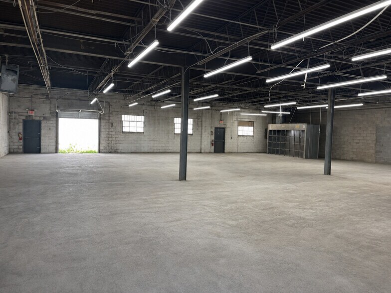 55 Brook Ave, Deer Park, NY à louer - Photo du bâtiment - Image 3 de 11