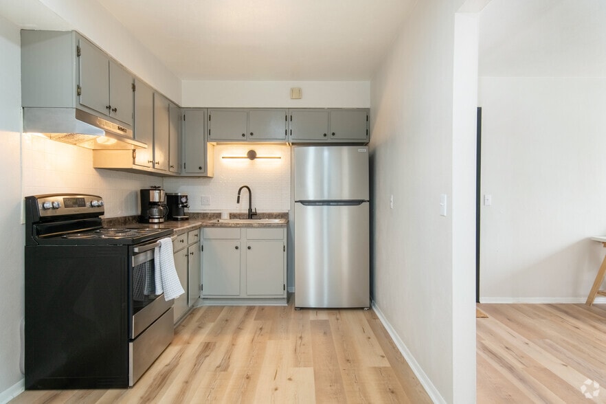 4406 N Division St, Davenport, IA for sale - Interior Photo - Image 3 of 8