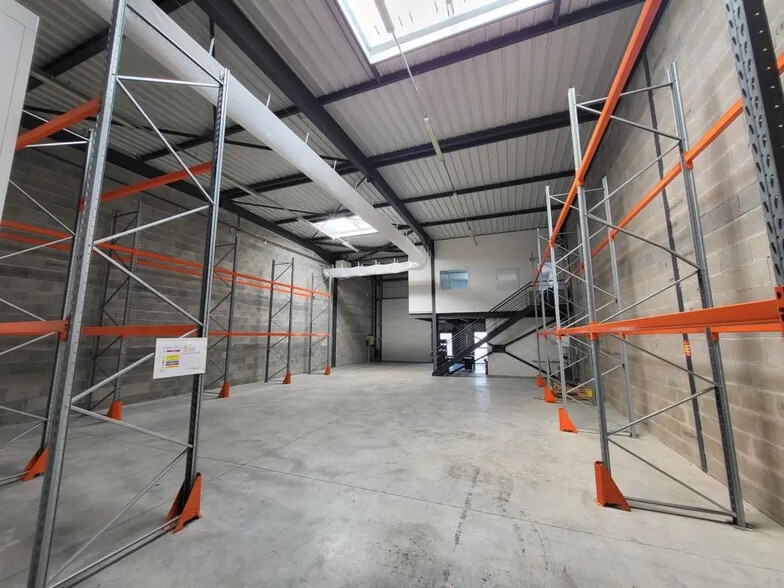 Flex in Corbas for lease - Interior Photo - Image 1 of 7