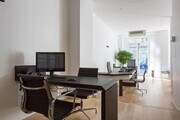 Bureau moderne et lumineux avec espace de travail agréable.