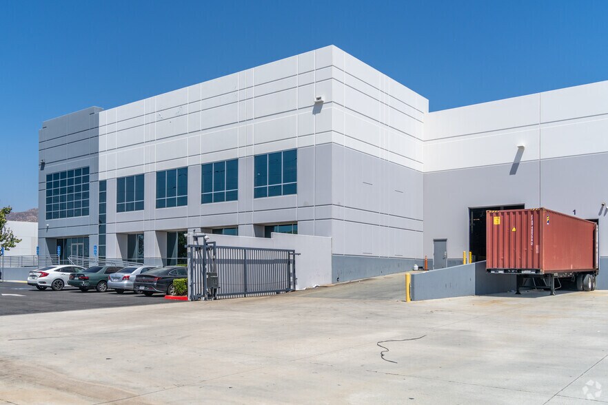 6677 Box Springs Blvd, Riverside, CA à louer - Photo du bâtiment - Image 2 de 10