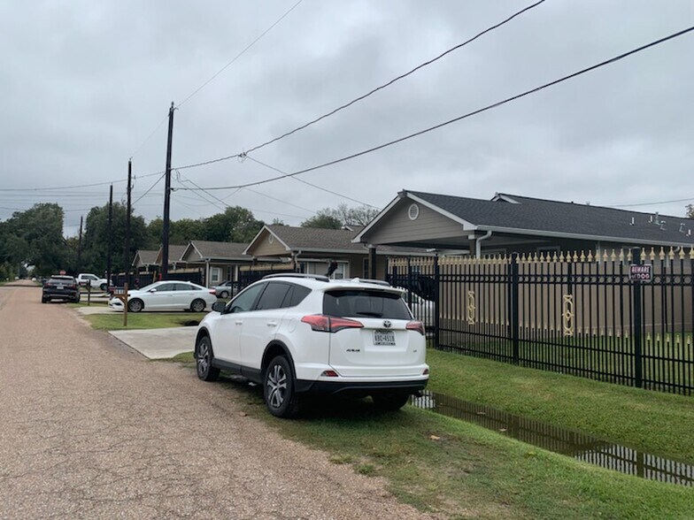 1620 Lone Oak Rd, Houston, TX à vendre - Photo du bâtiment - Image 2 de 3