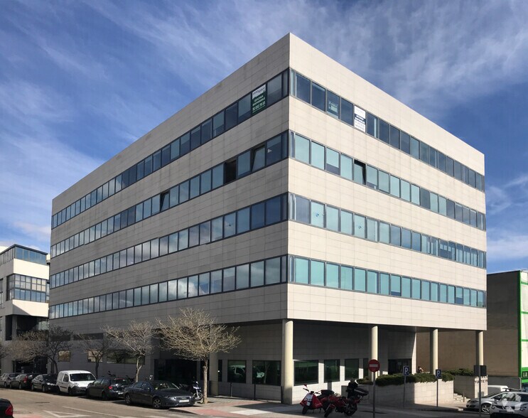 Calle Miguel Yuste, 17, Madrid, Madrid à louer - Photo du bâtiment - Image 2 de 4