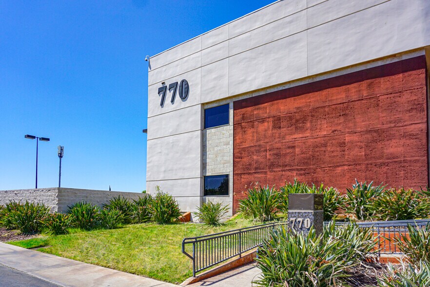 770 E Shaw Ave, Fresno, CA à louer - Photo du bâtiment - Image 1 de 9