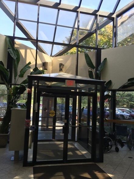 1 Blackburn Dr, Gloucester, MA à louer - Photo intérieure - Image 3 de 3