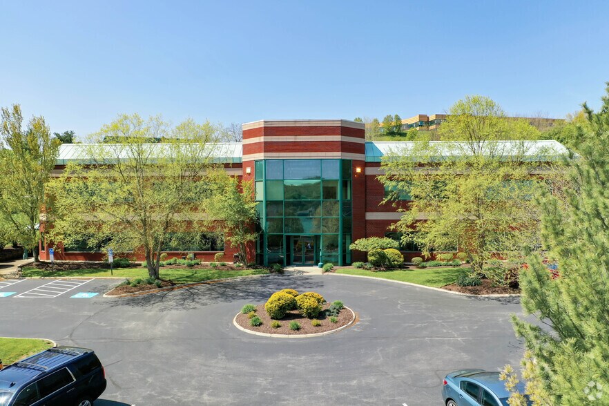 160 Technology Dr, Canonsburg, PA à louer - Photo du bâtiment - Image 1 de 1