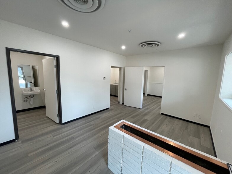 1811 W Magnolia Blvd, Burbank, CA for lease - Building Photo - Image 3 of 15