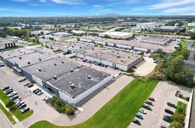 1995 W County Road B2, Roseville, MN à louer Photo du bâtiment- Image 1 de 7