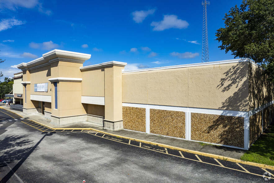 610-620 E Brandon Blvd, Brandon, FL for lease - Primary Photo - Image 1 of 8