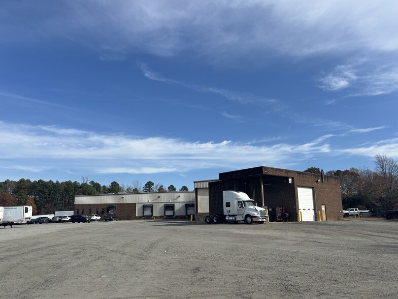 10028 Metromont Industrial Blvd, Charlotte, NC for lease - Building Photo - Image 2 of 5