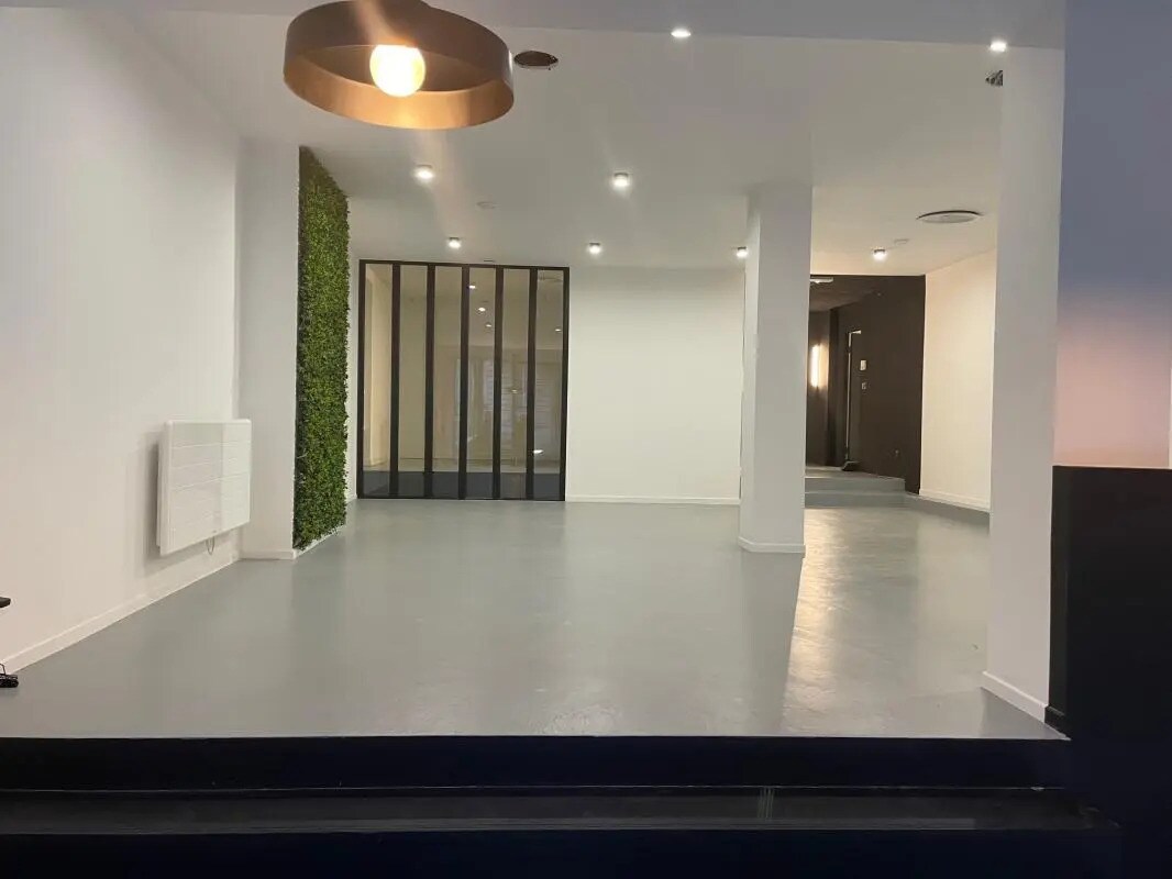 Retail in Bordeaux for lease Interior Photo- Image 1 of 8