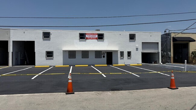 Plus de détails pour 1705-1707 W 32nd Pl, Hialeah, FL - Industriel à louer