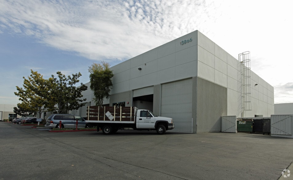 13865 Magnolia Ave, Chino, CA for lease - Primary Photo - Image 1 of 4
