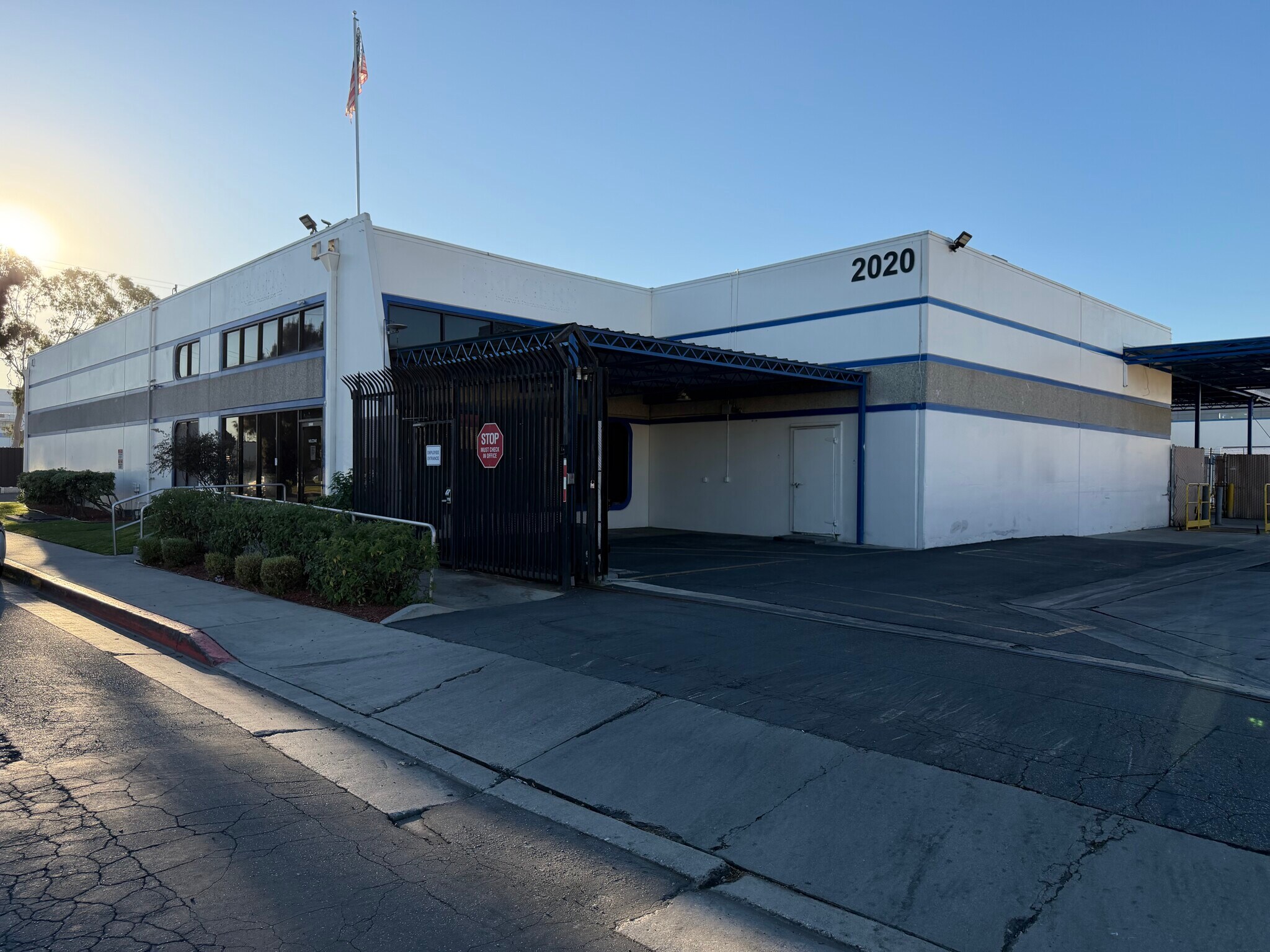 2020 E 67th St, Los Angeles, CA à louer Photo du bâtiment- Image 1 de 11