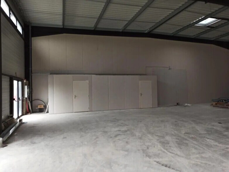 29 Rue Gutenberg, Magny-en-Vexin for lease - Interior Photo - Image 3 of 9