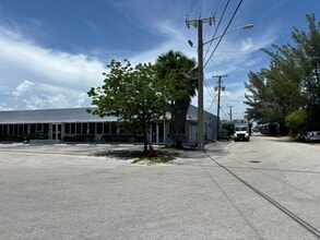 111 SW 33rd St, Fort Lauderdale, FL for lease Interior Photo- Image 2 of 10