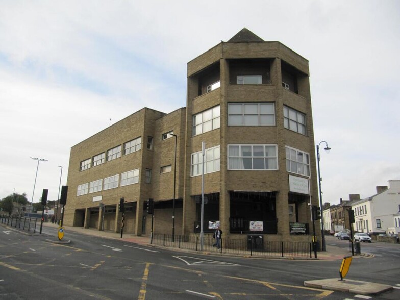 2 Trinity St, Huddersfield for lease - Building Photo - Image 1 of 8