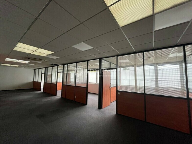 Office in Neuilly-sur-Marne for lease - Interior Photo - Image 3 of 4