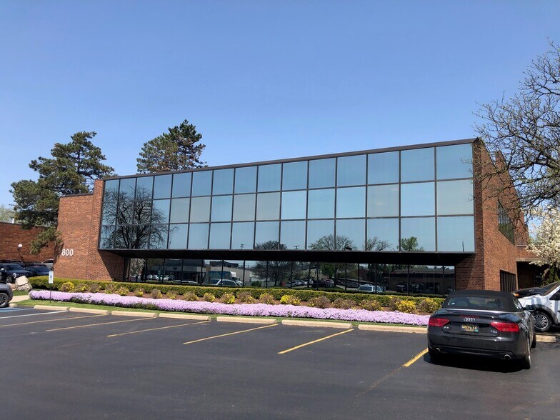 800 W Long Lake Rd, Bloomfield Hills, MI for lease - Primary Photo - Image 1 of 6