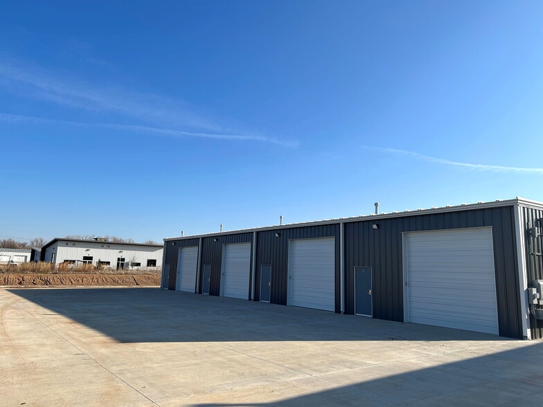 3725-3729 N Ridgewood St, Wichita, KS for lease - Building Photo - Image 2 of 11