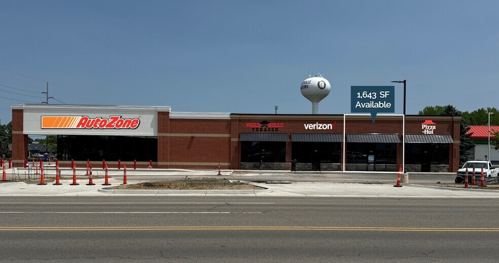 929 S Grand Ave, Fowlerville, MI à louer - Photo du bâtiment - Image 1 de 4