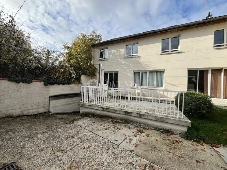 Office in Bobigny for lease - Building Photo - Image 2 of 12