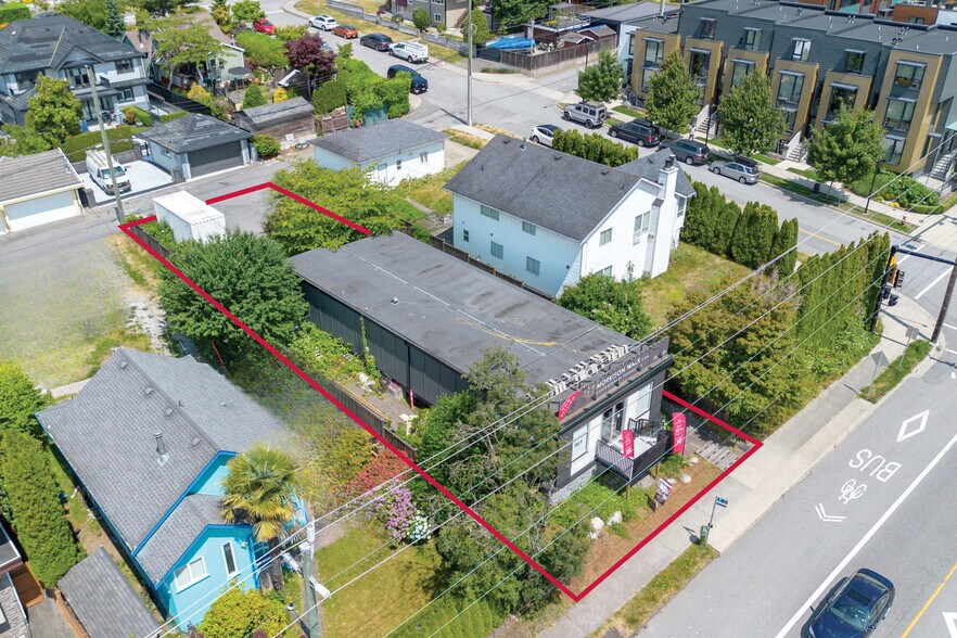 658 E 3rd St, North Vancouver, BC à vendre - Photo du bâtiment - Image 2 de 9