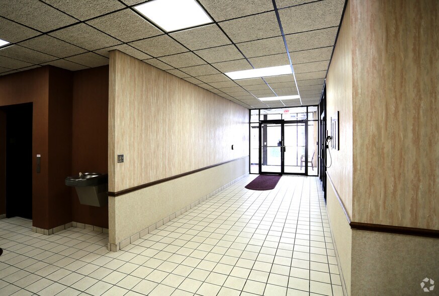 411 Wolf Ledges Pky, Akron, OH à louer - Photo intérieure - Image 3 de 9