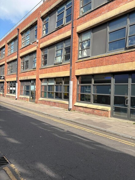 Unit C1 & C2, 22-23 Kensington St, Brighton à vendre - Photo du bâtiment - Image 2 de 8