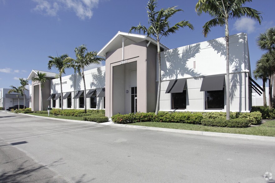 2985 Center Port Cir, Pompano Beach, FL à vendre - Photo du bâtiment - Image 2 de 10