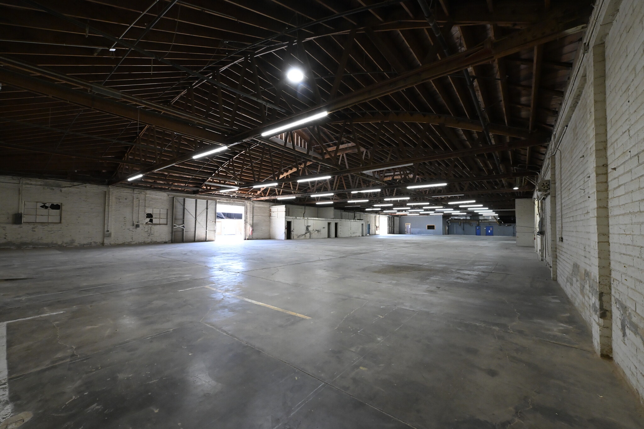 15023-15035 Califa St, Van Nuys, CA for lease Interior Photo- Image 1 of 3