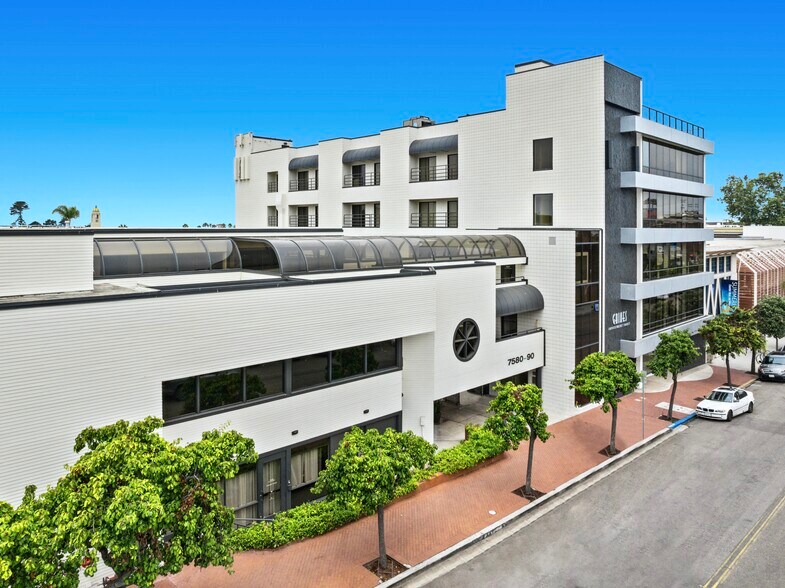 7590 Fay Ave, La Jolla, CA à louer - Photo du bâtiment - Image 3 de 22