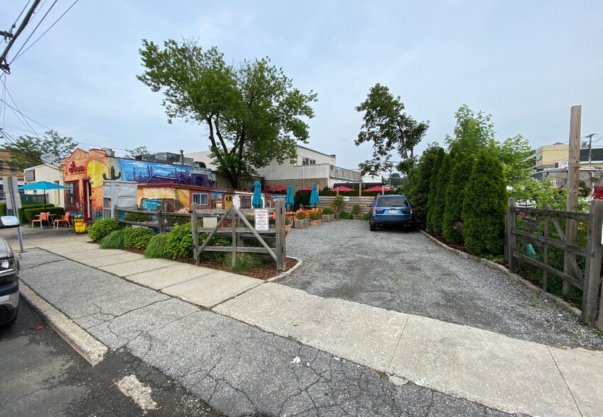406 Center Ave, Mamaroneck, NY à vendre - Photo du bâtiment - Image 2 de 3