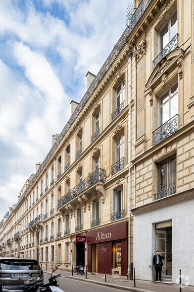 11 Rue Lincoln, Paris à louer - Photo du bâtiment - Image 2 de 10