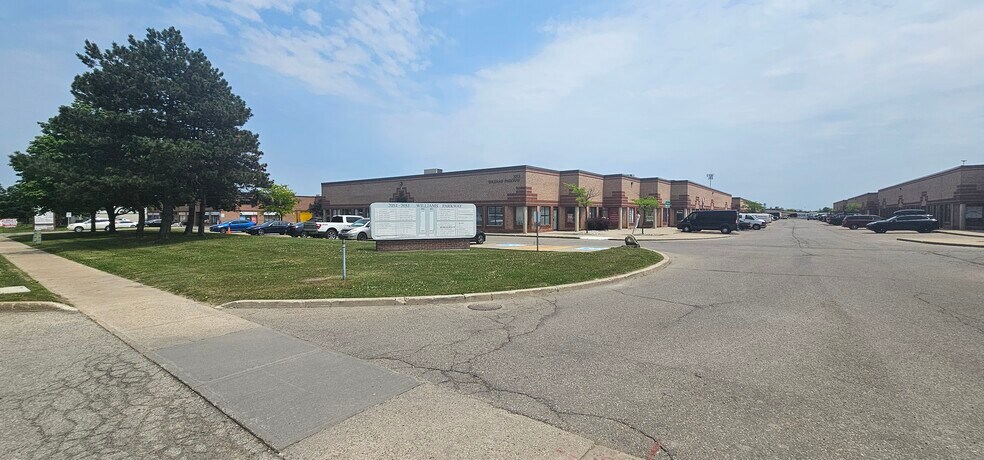 2053 N Williams Pky, Brampton, ON à vendre - Photo du bâtiment - Image 2 de 2