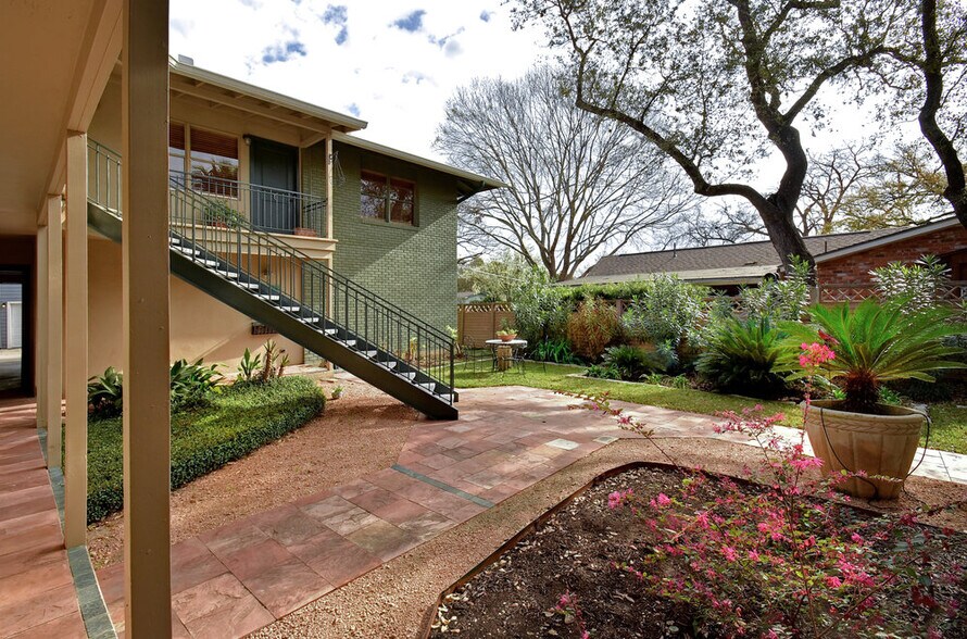 1803 La Sombra Dr, San Antonio, TX à vendre - Photo du bâtiment - Image 3 de 28