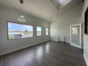 22124 Ventura Blvd, Woodland Hills, CA for lease Interior Photo- Image 2 of 9