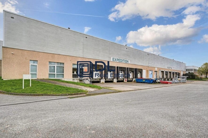 Industrial in Coignières for lease - Building Photo - Image 2 of 6