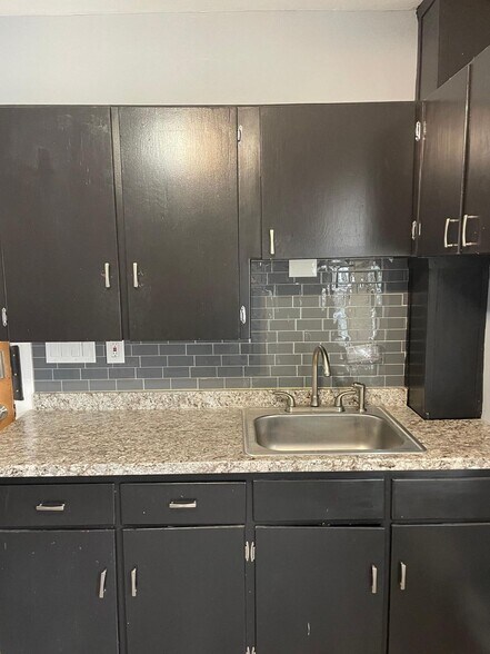 238 Newland Ave, Woonsocket, RI à vendre - Photo du bâtiment - Image 3 de 3