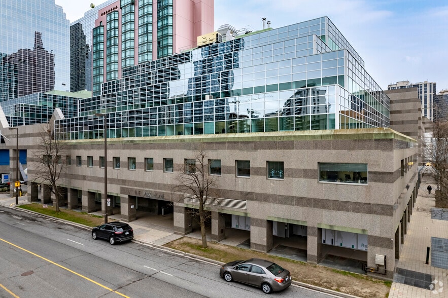 5 Park Home Ave, Toronto, ON for lease - Primary Photo - Image 1 of 9