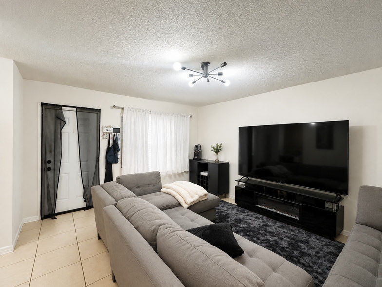 513 NW 22nd Ave, Fort Lauderdale, FL for sale - Building Photo - Image 2 of 9