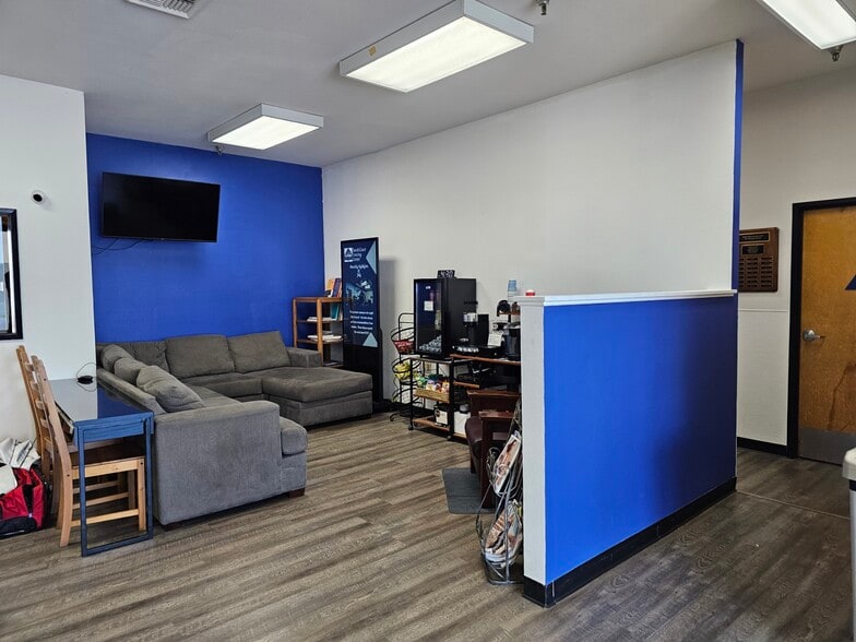 3518 Lake Center Dr, Santa Ana, CA for lease - Building Photo - Image 3 of 14