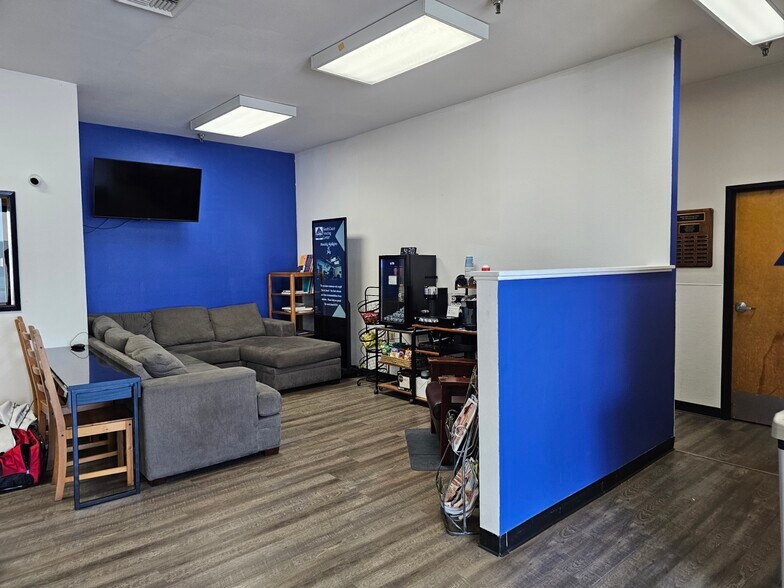 3518 Lake Center Dr, Santa Ana, CA à louer - Photo du bâtiment - Image 3 de 12