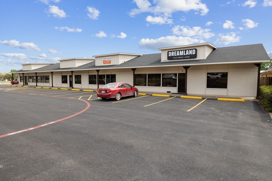 520 N Broadway St, Joshua, TX à louer - Photo du bâtiment - Image 3 de 8