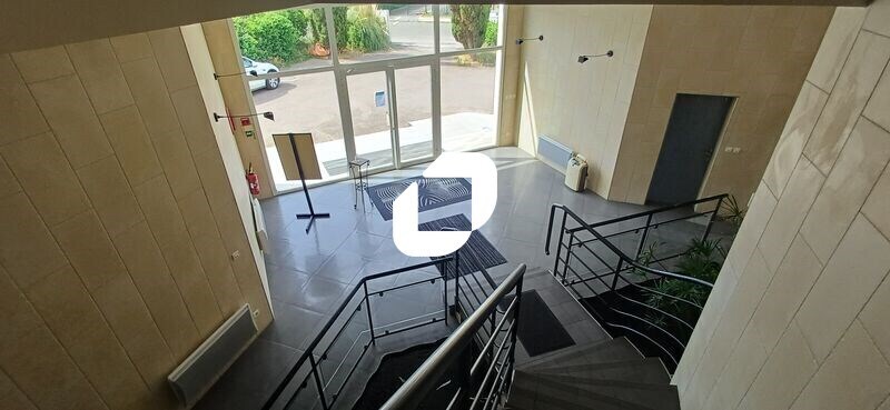 Flex in Ecquevilly for lease - Lobby - Image 3 of 11