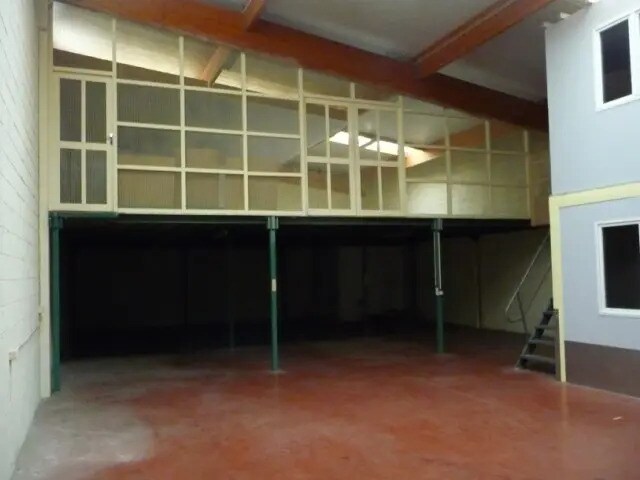 Flex in Le Petit-Quevilly for lease - Interior Photo - Image 3 of 6