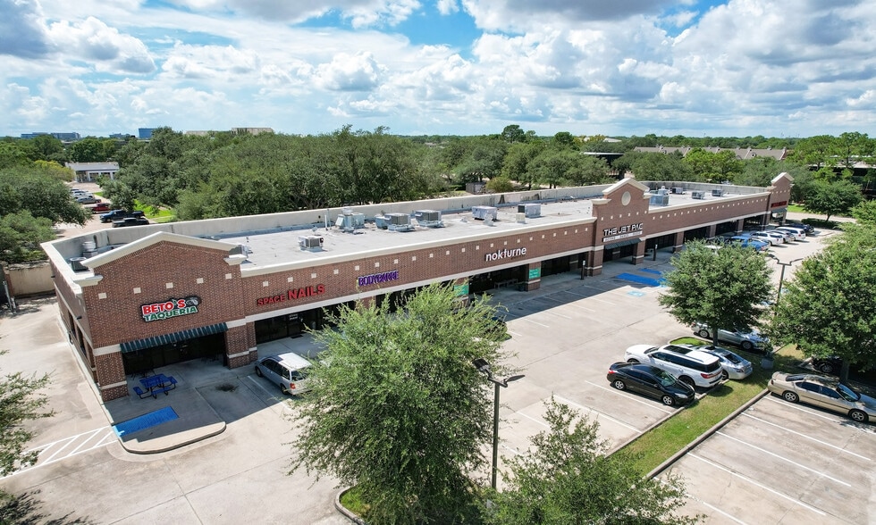 17050 Saturn Ln, Houston, TX for lease - Building Photo - Image 2 of 8