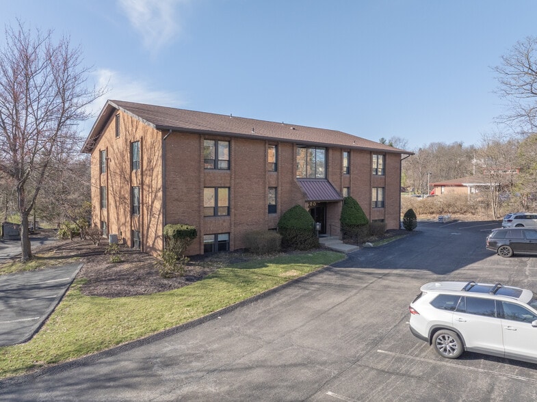 600 Commerce Dr, Coraopolis, PA for sale - Building Photo - Image 1 of 36