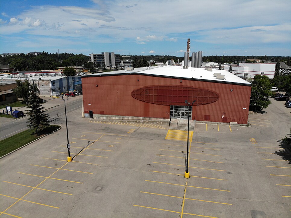 5239 53rd Ave, Red Deer, AB à louer Photo du bâtiment- Image 1 de 6