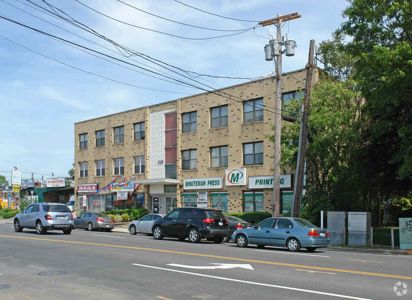 1120 Old Country Rd, Plainview, NY for lease - Building Photo - Image 2 of 27